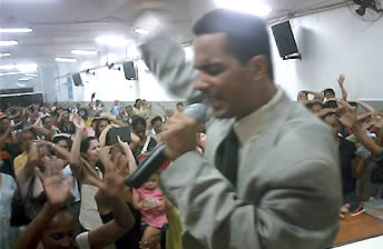 Pastor Abraão Quadros pregando na sede